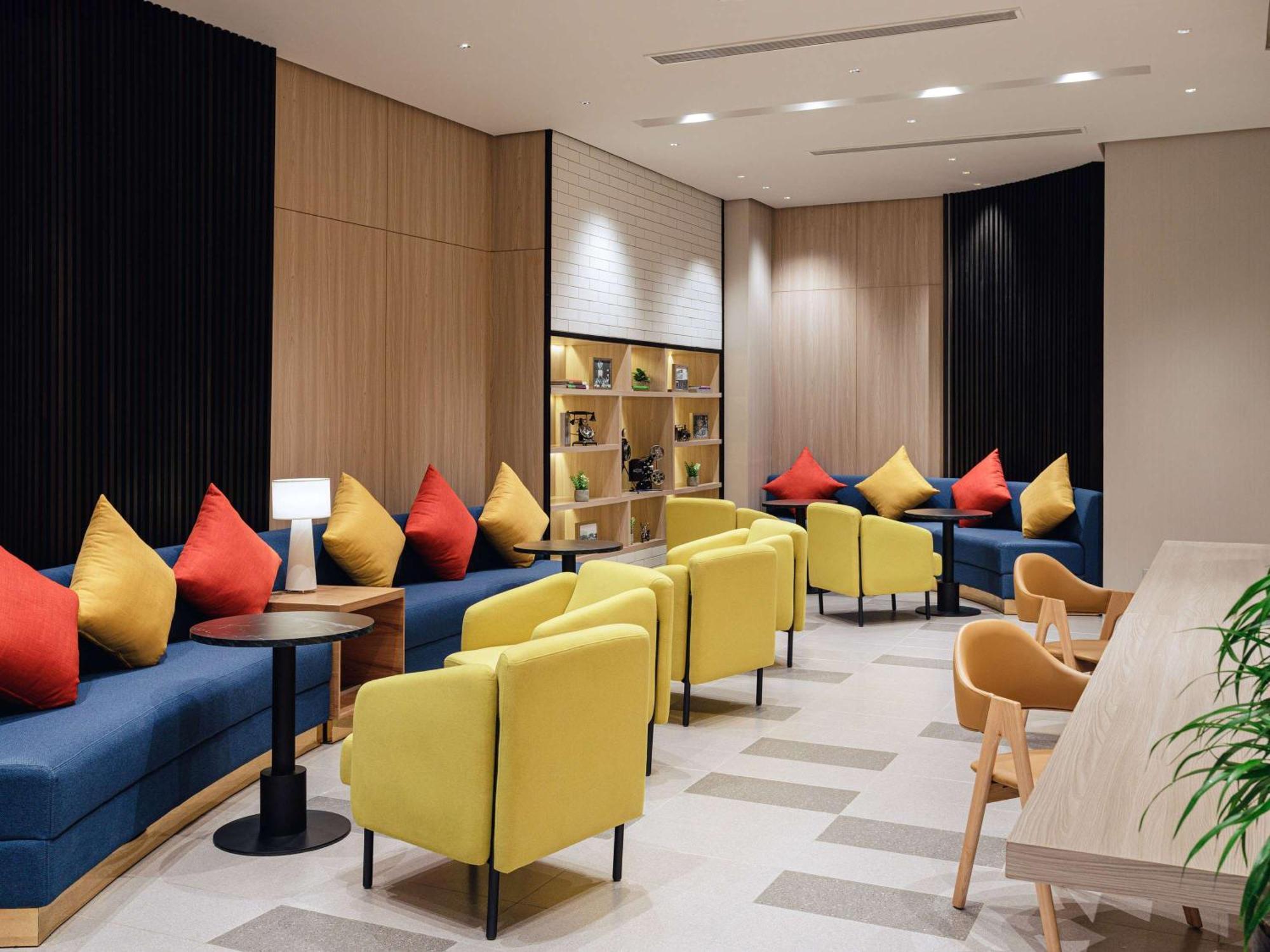 Ibis Styles Manila Araneta City ケソンシティ エクステリア 写真